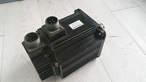 安川伺服未发出指令时但是伺服电机旋转了是怎么回事？